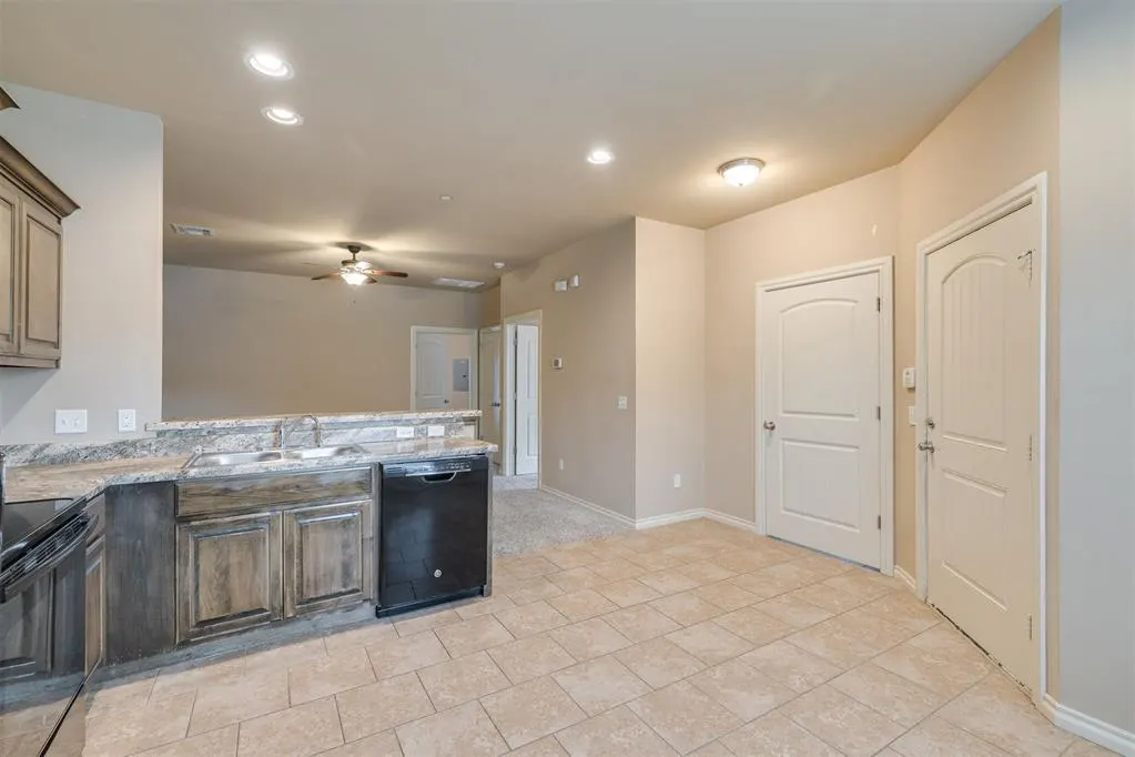 Photo 7 — 913 SW 92nd Street, Oklahoma City, OK 73139
