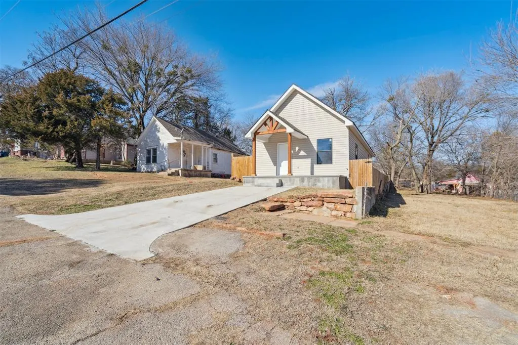 Front exterior — 218 E 8th Street, Chandler, OK 74834