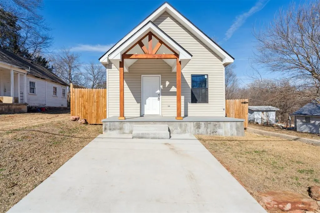 Photo 2 — 218 E 8th Street, Chandler, OK 74834