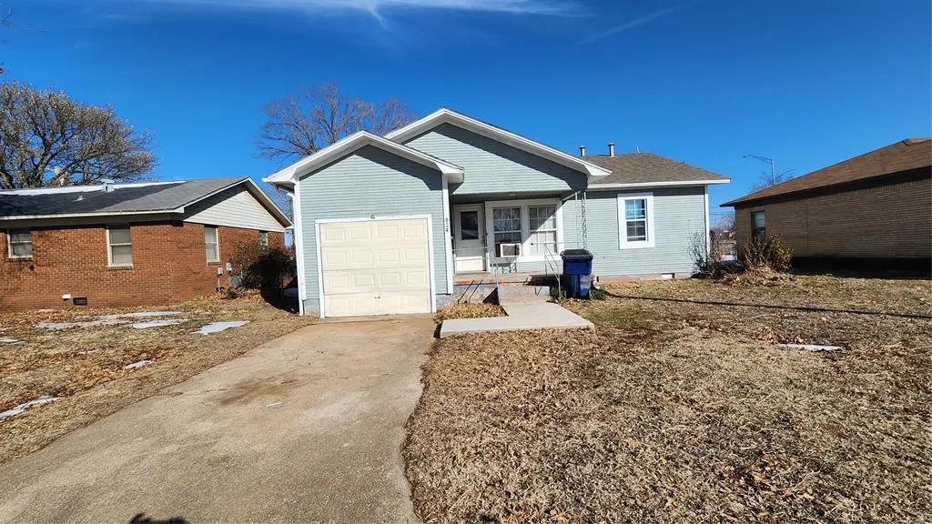 Front exterior — 924 Cherokee Place, Lindsay, OK 73052