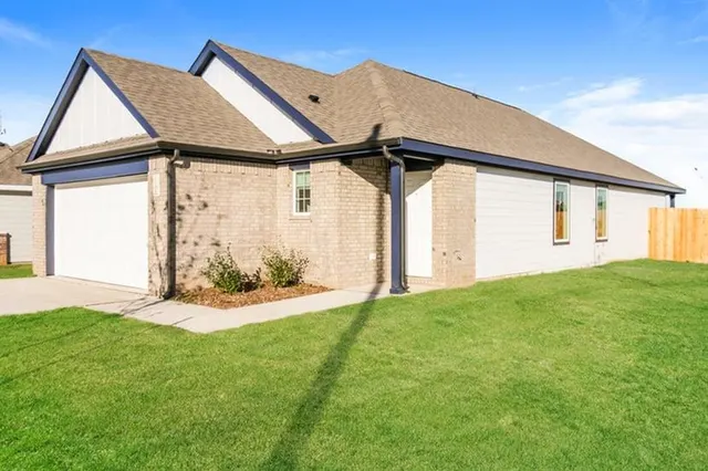 Photo 2 — 2005 Crimson Creek Boulevard, El Reno, OK 73036