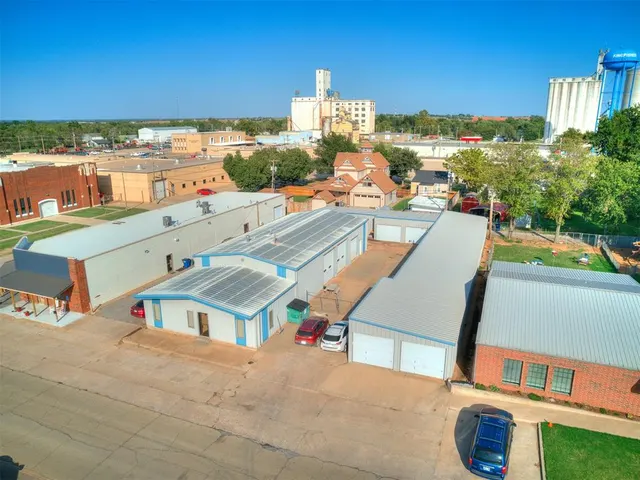 Photo 2 — 219 N 6th Street, Kingfisher, OK 73750