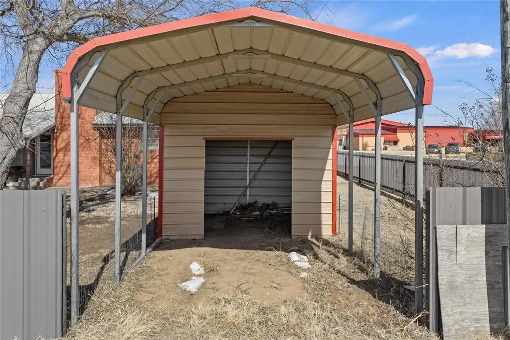 Photo 37 — 521 E Florida Avenue, Waurika, OK 73573