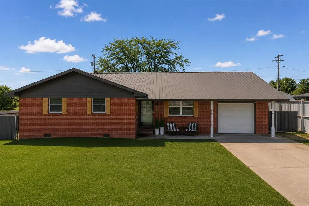 Front exterior — 521 E Florida Avenue, Waurika, OK 73573