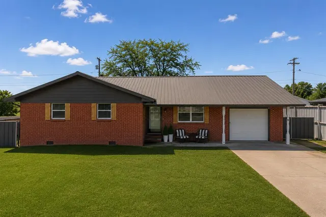 Front exterior — 521 E Florida Avenue, Waurika, OK 73573