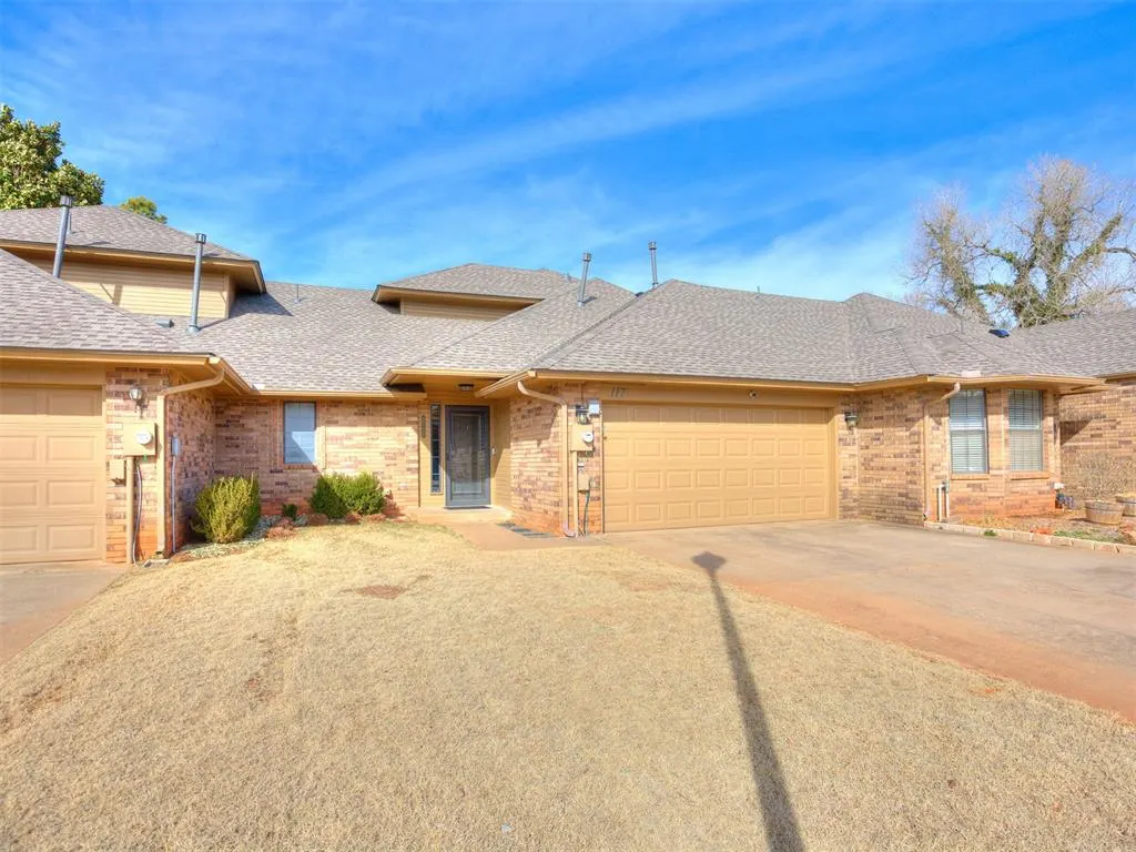 Photo 2 — 117 Woodbridge Circle, Edmond, OK 73012