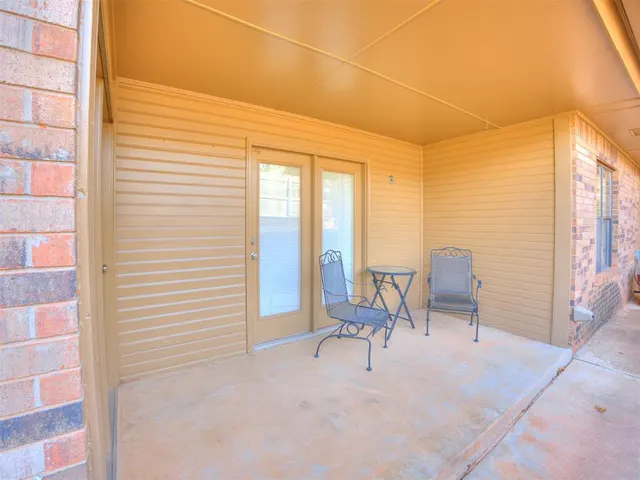 Photo 6 — 117 Woodbridge Circle, Edmond, OK 73012