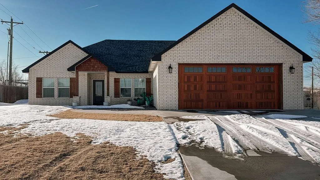 Front exterior — 221 Spruce Street, Hinton, OK 73047