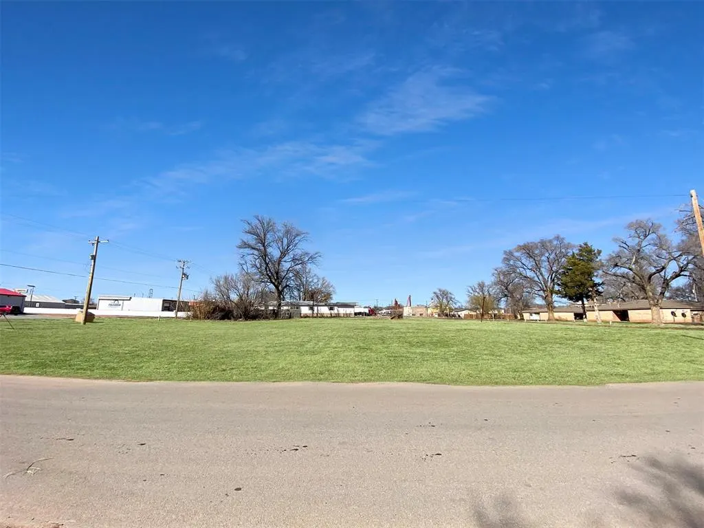 Photo 3 — 119 E Greer Avenue, Sayre, OK 73662