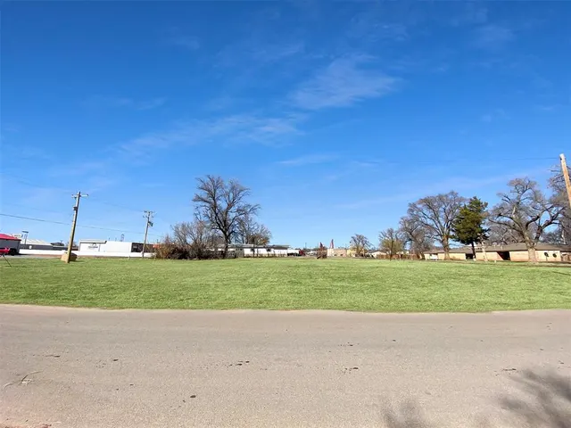 Photo 3 — 119 E Greer Avenue, Sayre, OK 73662