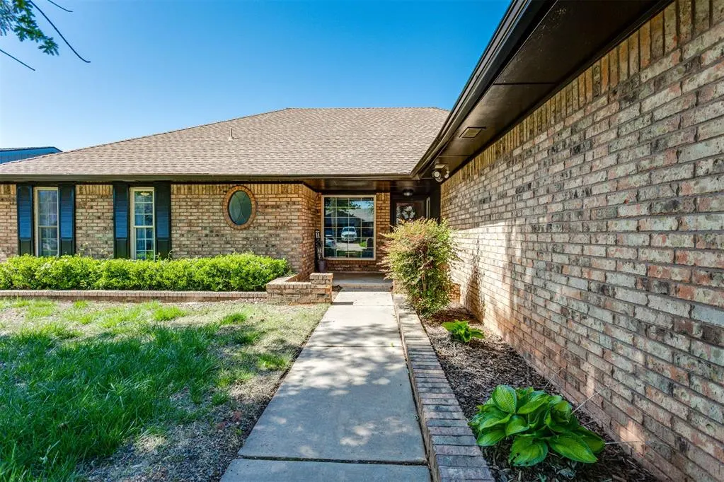 Photo 3 — 6013 Greenview Drive, Oklahoma City, OK 73135