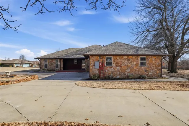 Photo 6 — 3114 Sooner Lake Circle, Moore, OK 73165