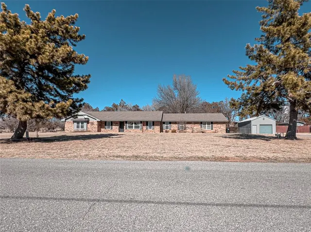 Front exterior — 809 W Fastrunner Road, Fort Cobb, OK 73038