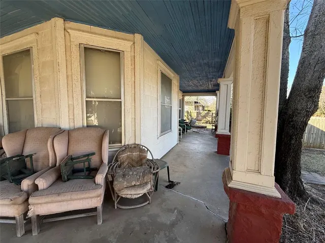 Photo 2 — 1702 S 8th Street, Chickasha, OK 73018