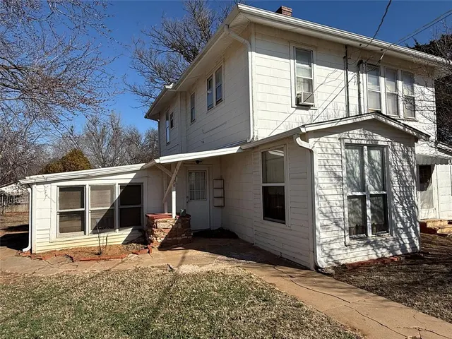 Photo 3 — 1702 S 8th Street, Chickasha, OK 73018