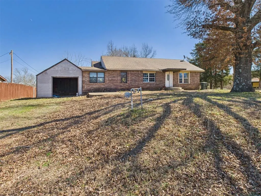 Front exterior — 410 S Lowe Avenue, Pauls Valley, OK 73075