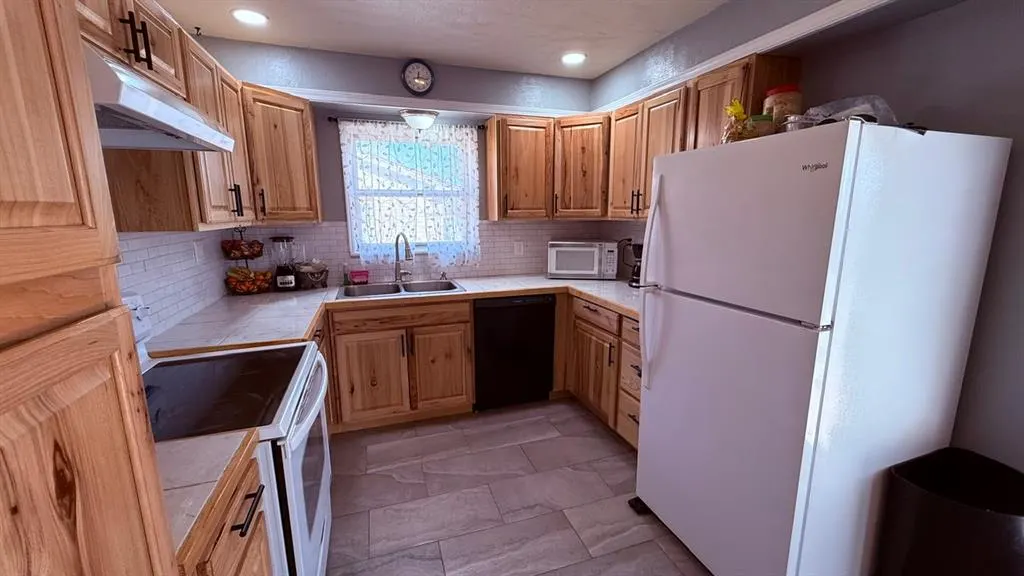 Photo 6 — 329 S 24th Street, Clinton, OK 73601
