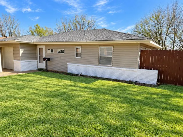 Photo 2 — 329 S 24th Street, Clinton, OK 73601