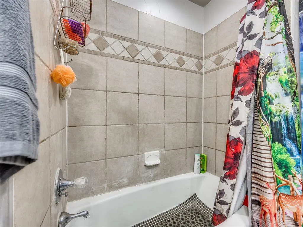 Photo 12 — 6624 Woodridge Avenue, Oklahoma City, OK 73132