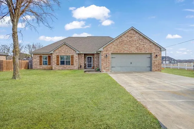 Photo 2 — 597 Edgewood Circle, Durant, OK 74701