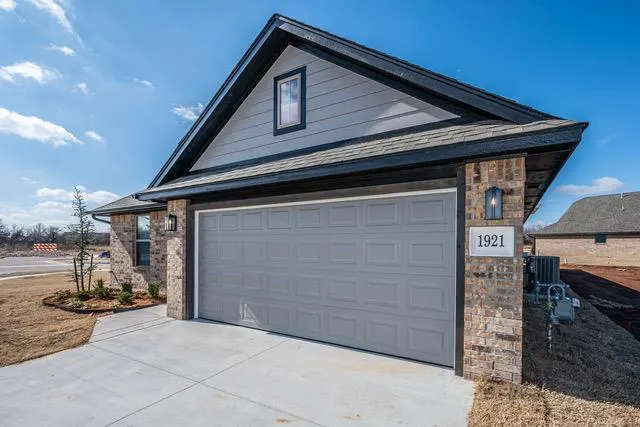 Photo 2 — 1921 Sage Valley Terrace, Yukon, OK 73099