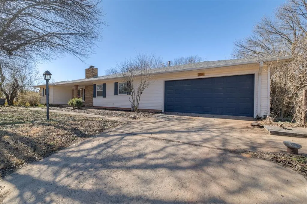 Photo 2 — 321 Landsaw Drive, Chandler, OK 74834