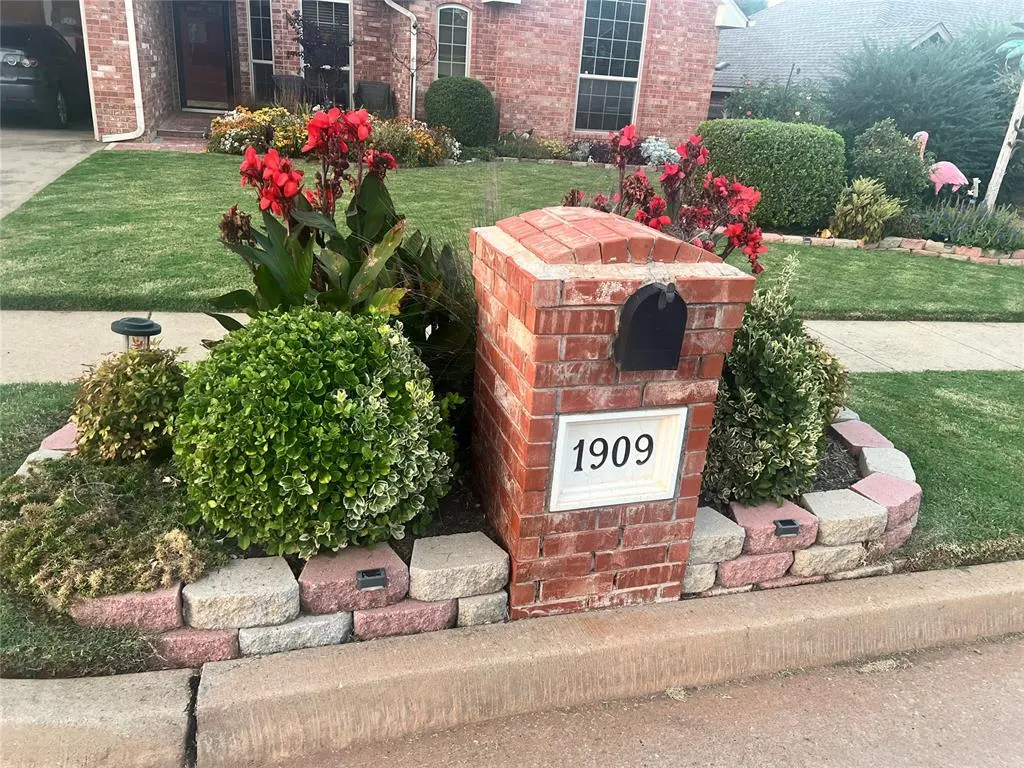 Photo 2 — 1909 Del Simmons Drive, Edmond, OK 73003