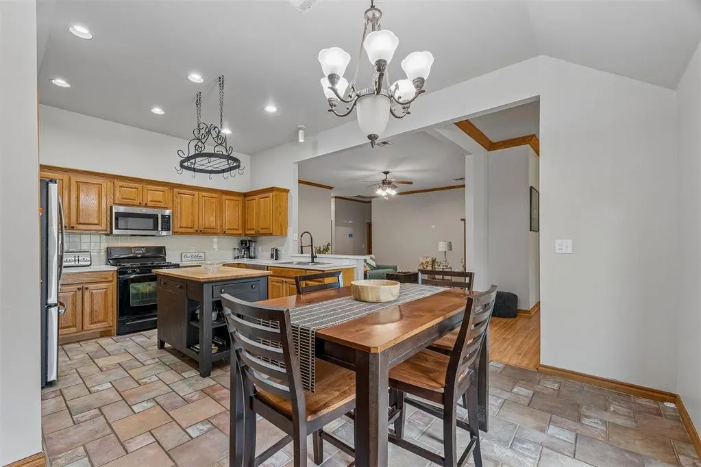 Photo 13 — 1909 Del Simmons Drive, Edmond, OK 73003