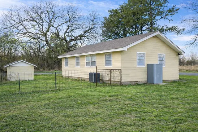 Photo 2 — 6015 Enville Road, Marietta, OK 73448