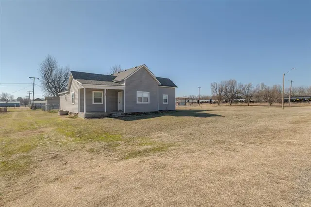 Photo 3 — 109 E Cummings Avenue, Mulhall, OK 73063