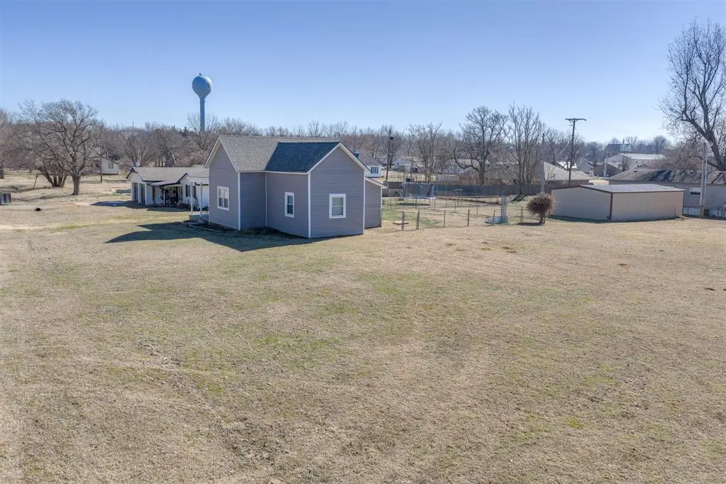 Photo 5 — 109 E Cummings Avenue, Mulhall, OK 73063