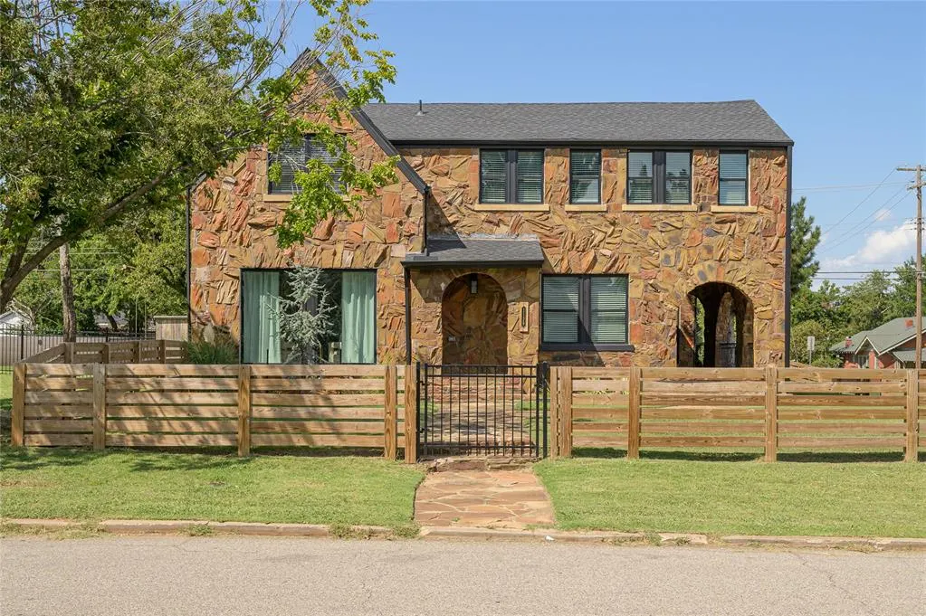 Photo 2 — 1129 NE 14 Street, Oklahoma City, OK 73117
