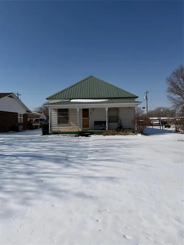 Front exterior — 205 N Maple Street, Seiling, OK 73663