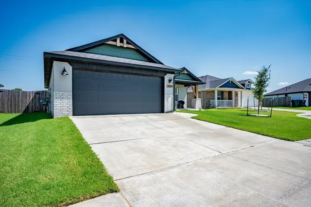 Photo 2 — 11109 NW 136th Terrace, Yukon, OK 73099