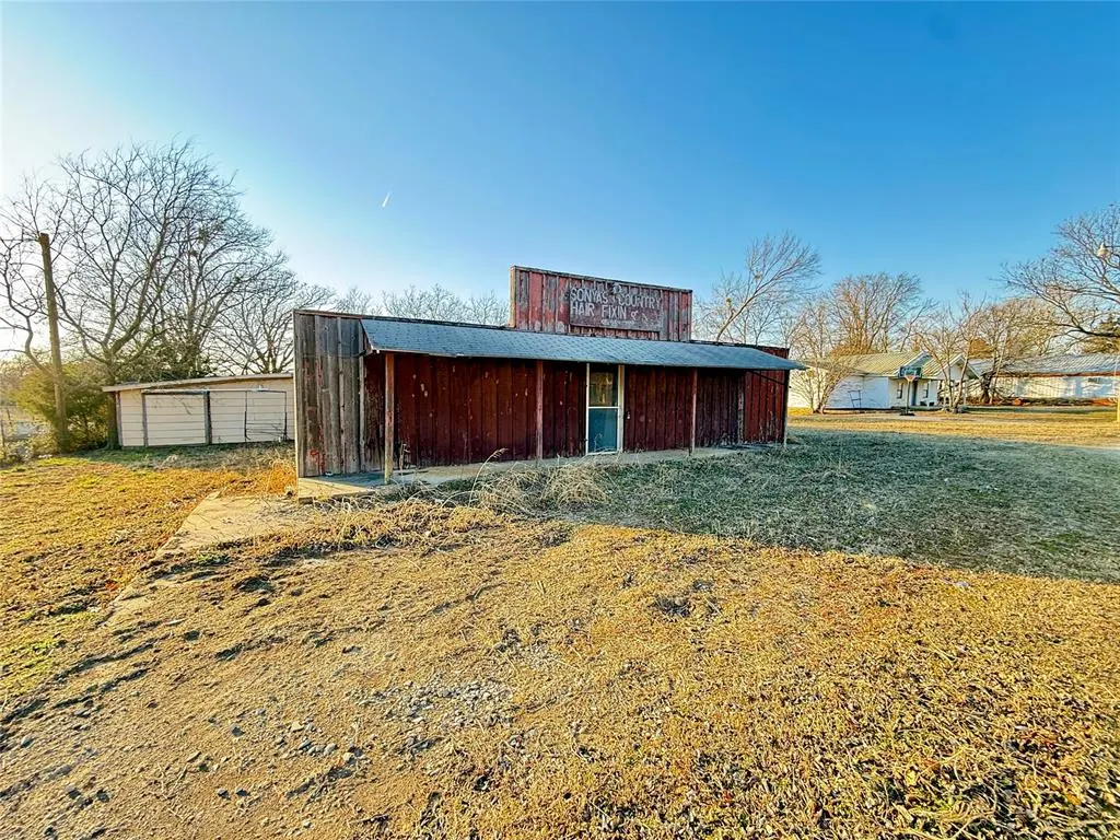 Photo 4 — 103 S Shawnee Avenue, Okemah, OK 74859