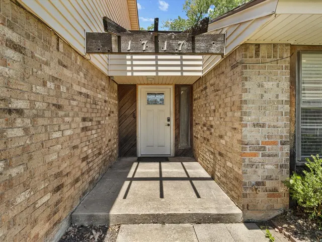 Photo 3 — 1717 Crest Circle, Oklahoma City, OK 73130