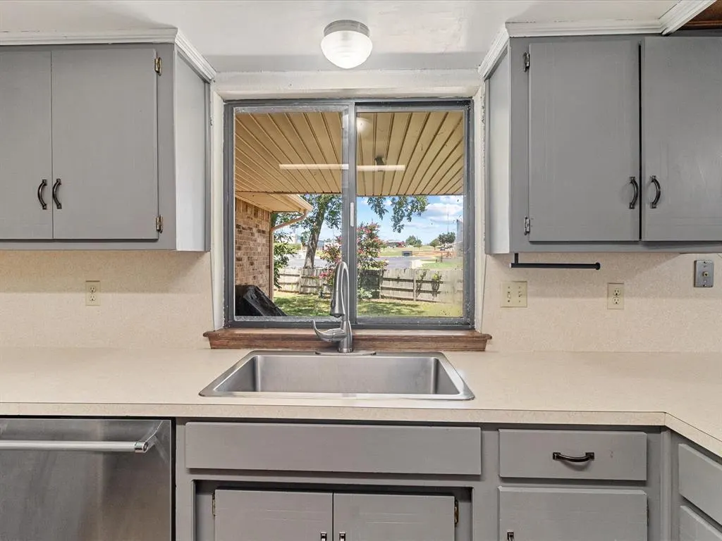 Photo 9 — 1717 Crest Circle, Oklahoma City, OK 73130