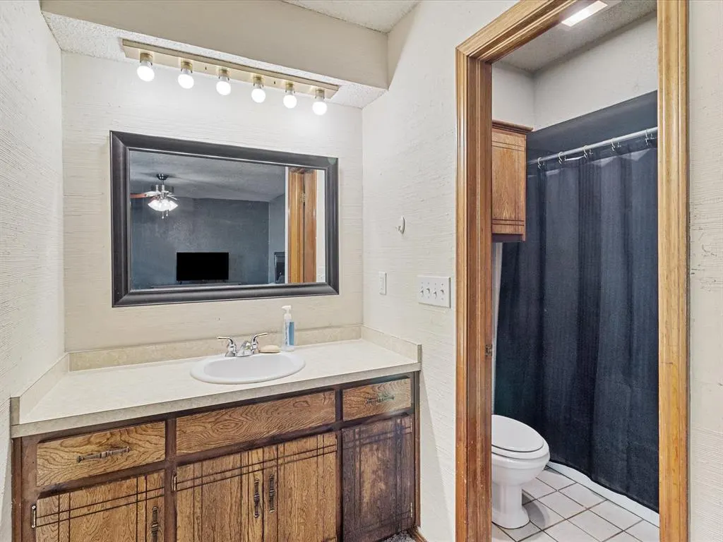 Photo 13 — 1717 Crest Circle, Oklahoma City, OK 73130