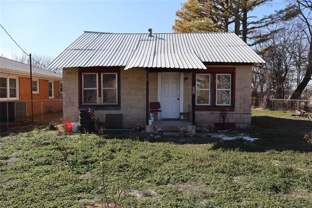 Front exterior — 204 N Long Avenue, Wynnewood, OK 73098