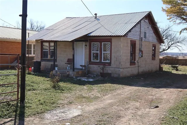 Photo 2 — 204 N Long Avenue, Wynnewood, OK 73098