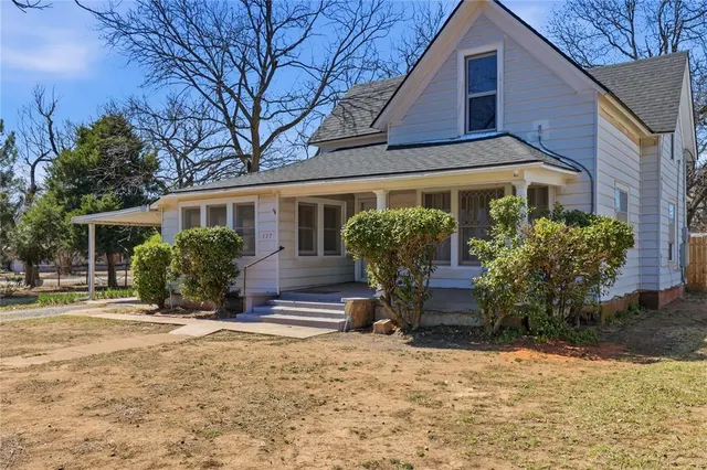 Photo 2 — 127 S Randlett Street, Hobart, OK 73651