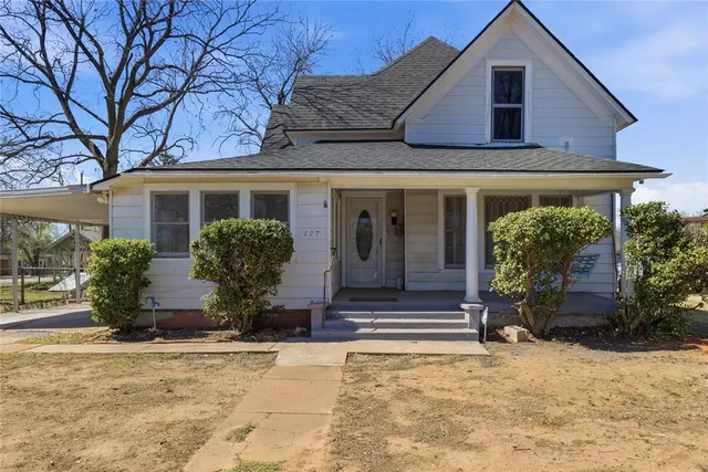 Photo 3 — 127 S Randlett Street, Hobart, OK 73651