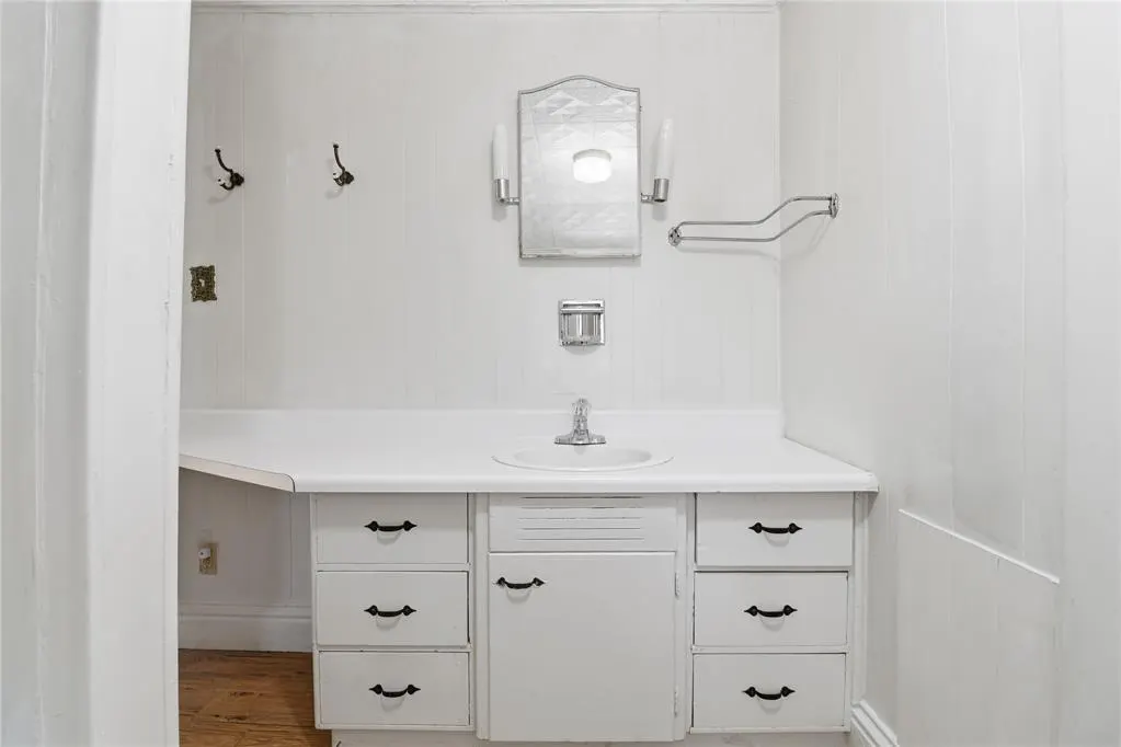 Photo 9 — 127 S Randlett Street, Hobart, OK 73651
