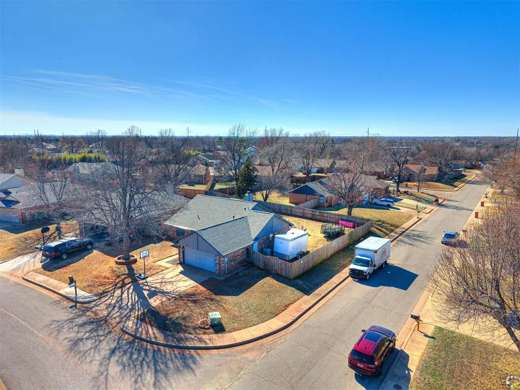 Photo 2 — 501 Gray Fox Run, Edmond, OK 73003