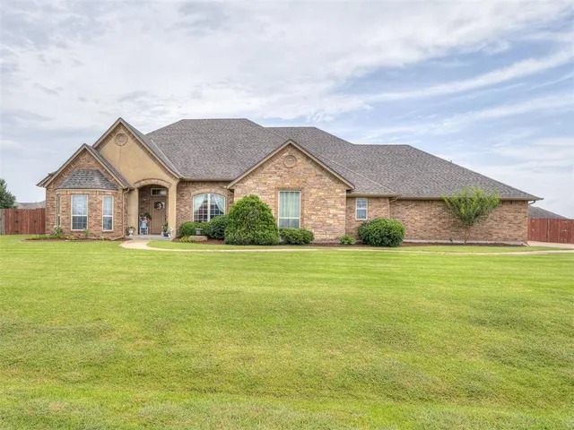 Front exterior — 4624 Crestmere Lane, Edmond, OK 73025