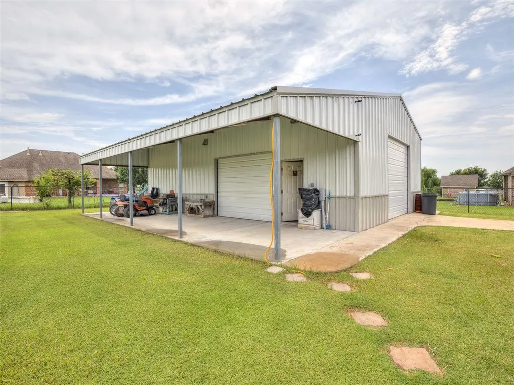 Photo 2 — 4624 Crestmere Lane, Edmond, OK 73025