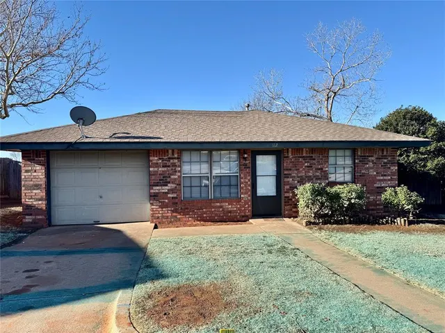 Front exterior — 112 Elmwood Circle, Weatherford, OK 73096