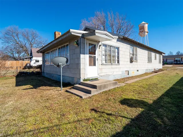 Photo 3 — 607 Brunson Avenue, Prague, OK 74864