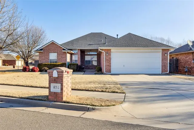 Front exterior — 824 Hunter Place, Edmond, OK 73003