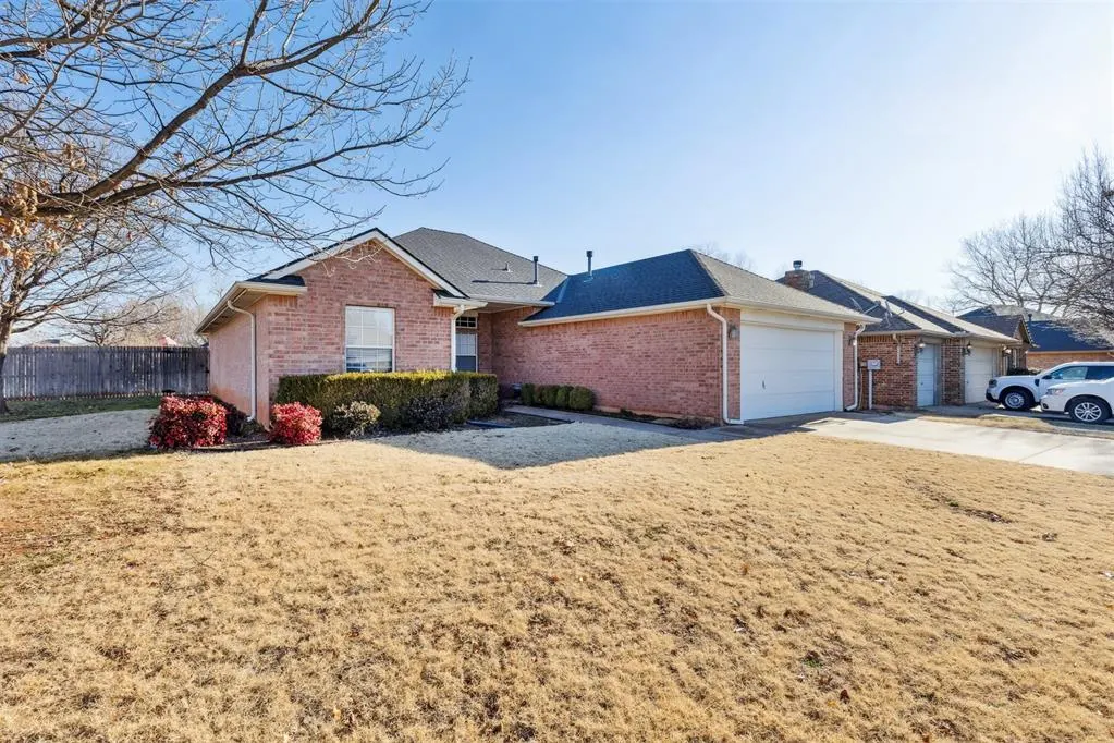Photo 3 — 824 Hunter Place, Edmond, OK 73003
